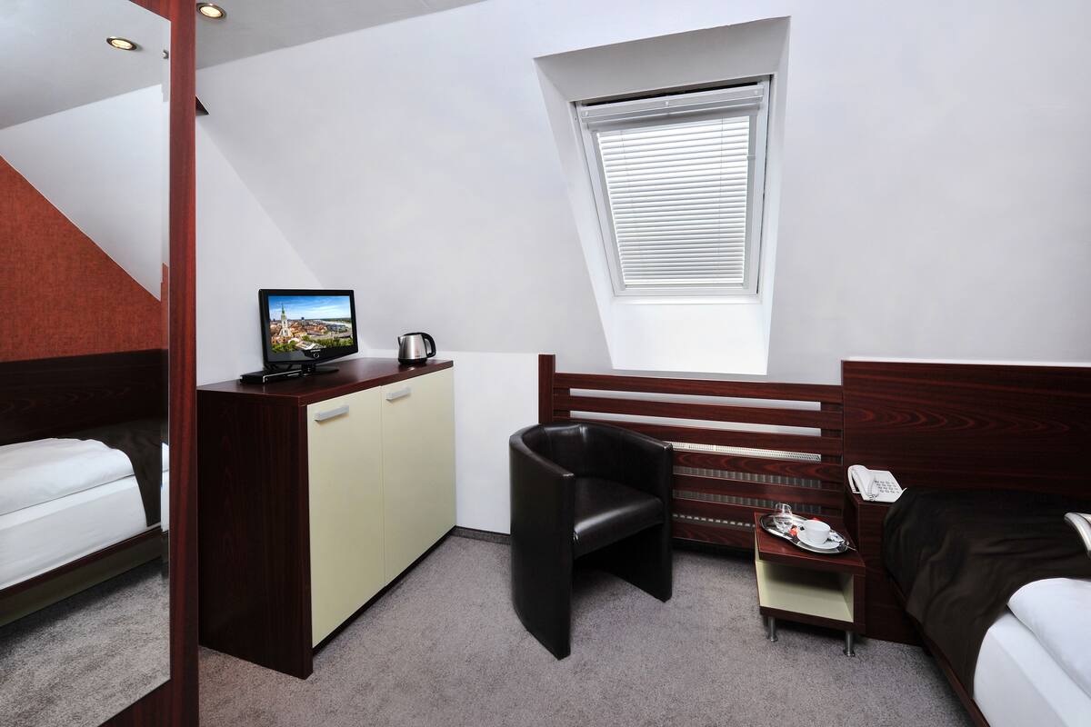 City Single Room | In-room safe, desk, blackout drapes, iron/ironing board (on request)
