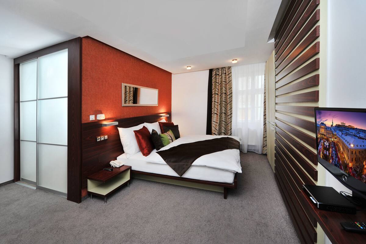 Superior Double Room | In-room safe, desk, blackout drapes, iron/ironing board (on request)
