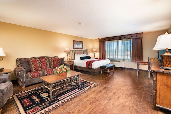 Suite, 1 Tempat Tidur King dengan tempat tidur Sofa, Bebas Asap Rokok, jet tub (with Sofabed) | Bantalan ekstra lembut, meja kerja, dan ruang kerja ramah laptop