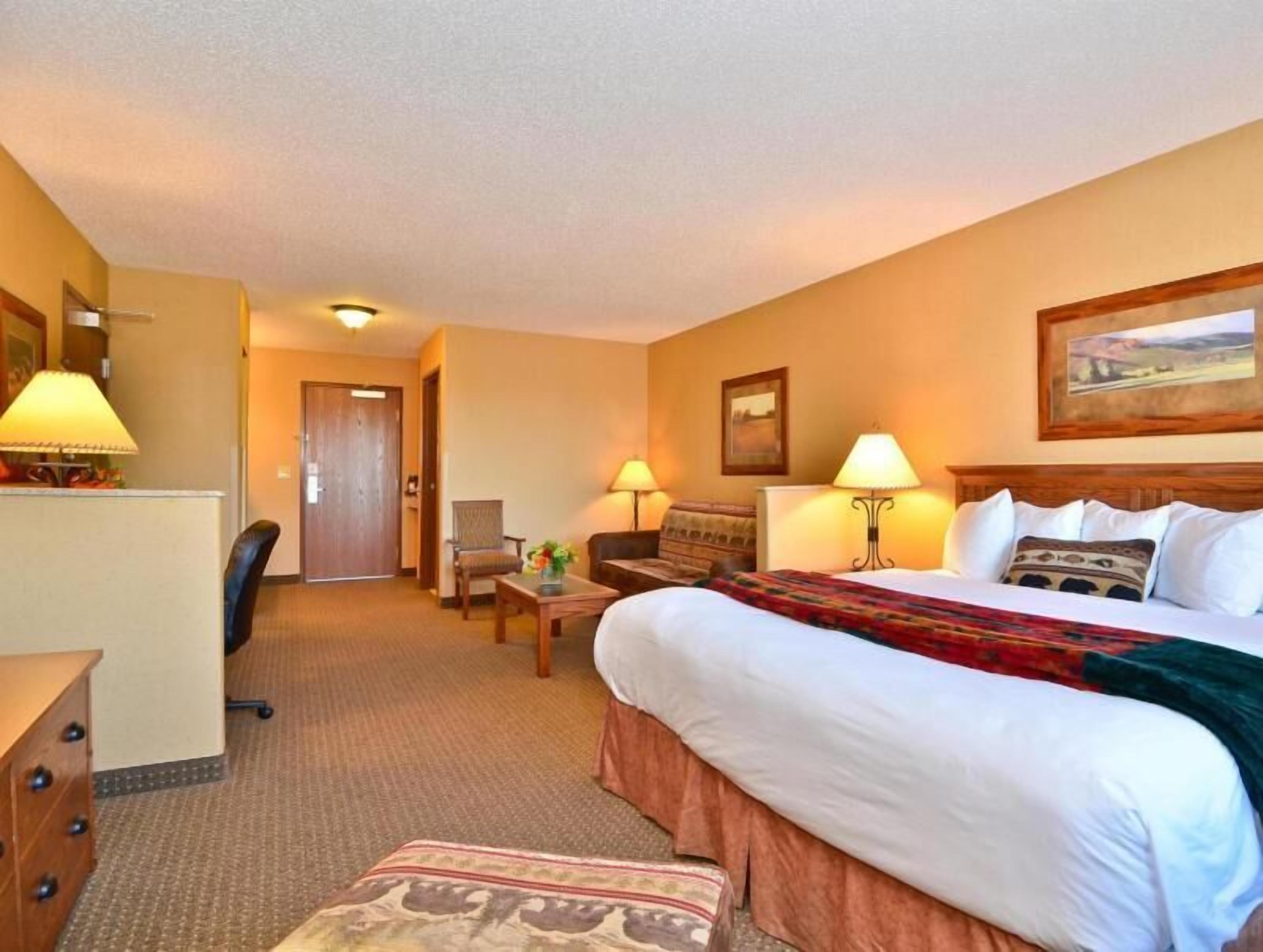 Pillowtop beds, desk, laptop workspace, blackout drapes