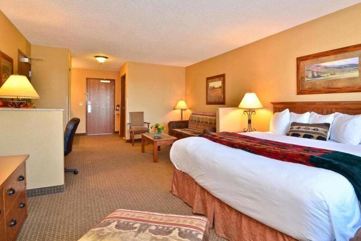 Pillow-top beds, desk, laptop workspace, blackout curtains