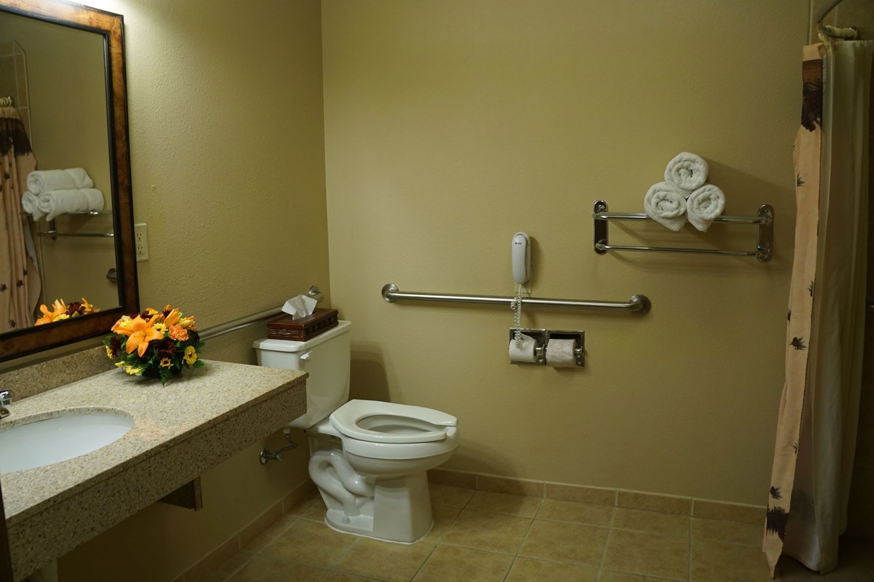 Bathroom | Combined shower/tub, free toiletries, hair dryer, towels