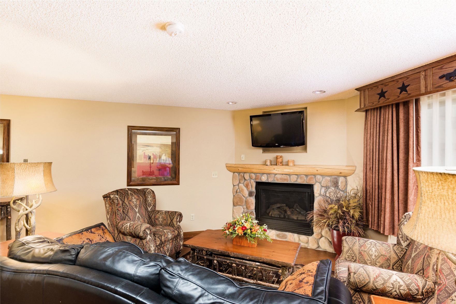 Living area | 50-inch flat-screen TV with cable channels, TV, Netflix