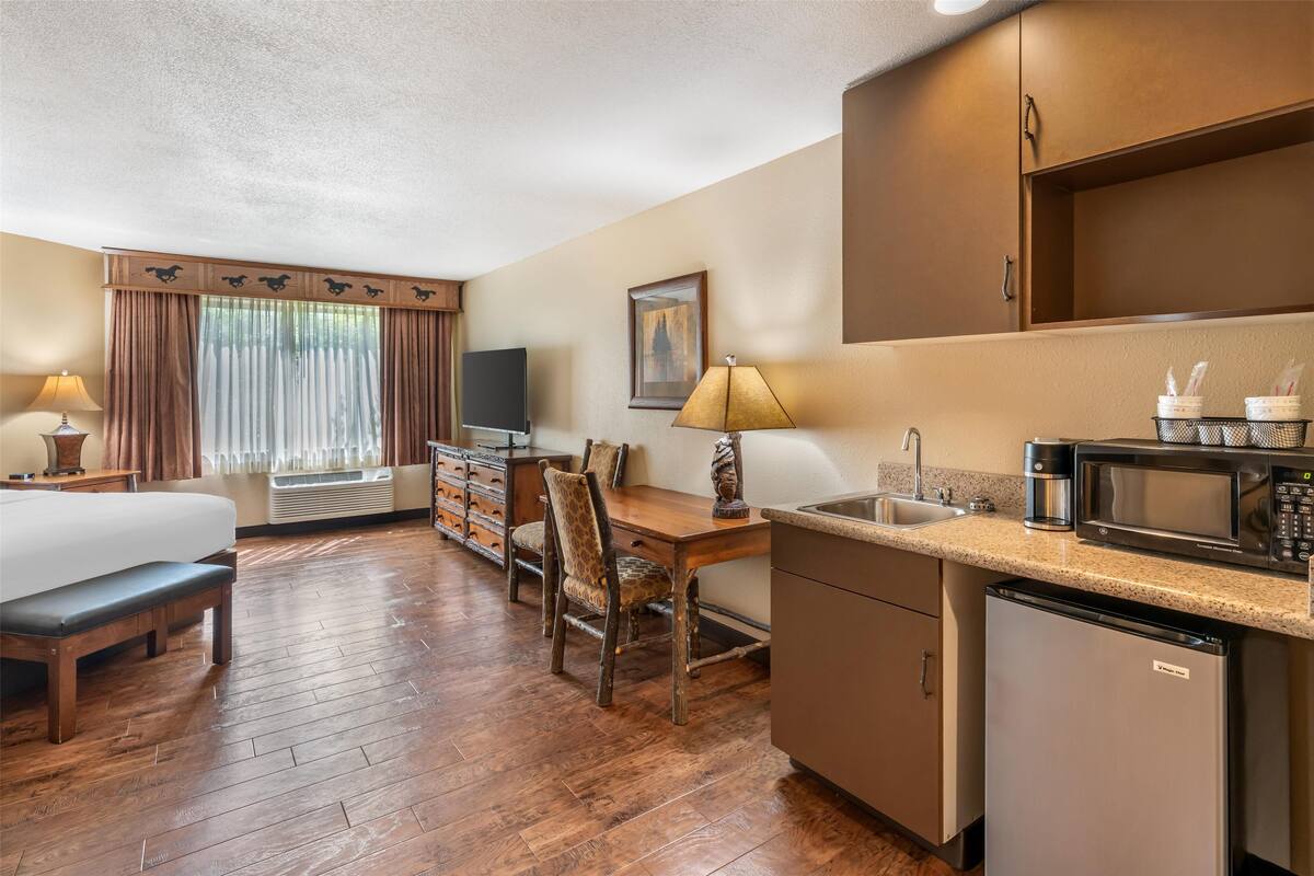 Standard Room, 1 King Bed, Non Smoking, Jetted Tub (Mustang Canyon) | Pillowtop beds, desk, laptop workspace, blackout drapes