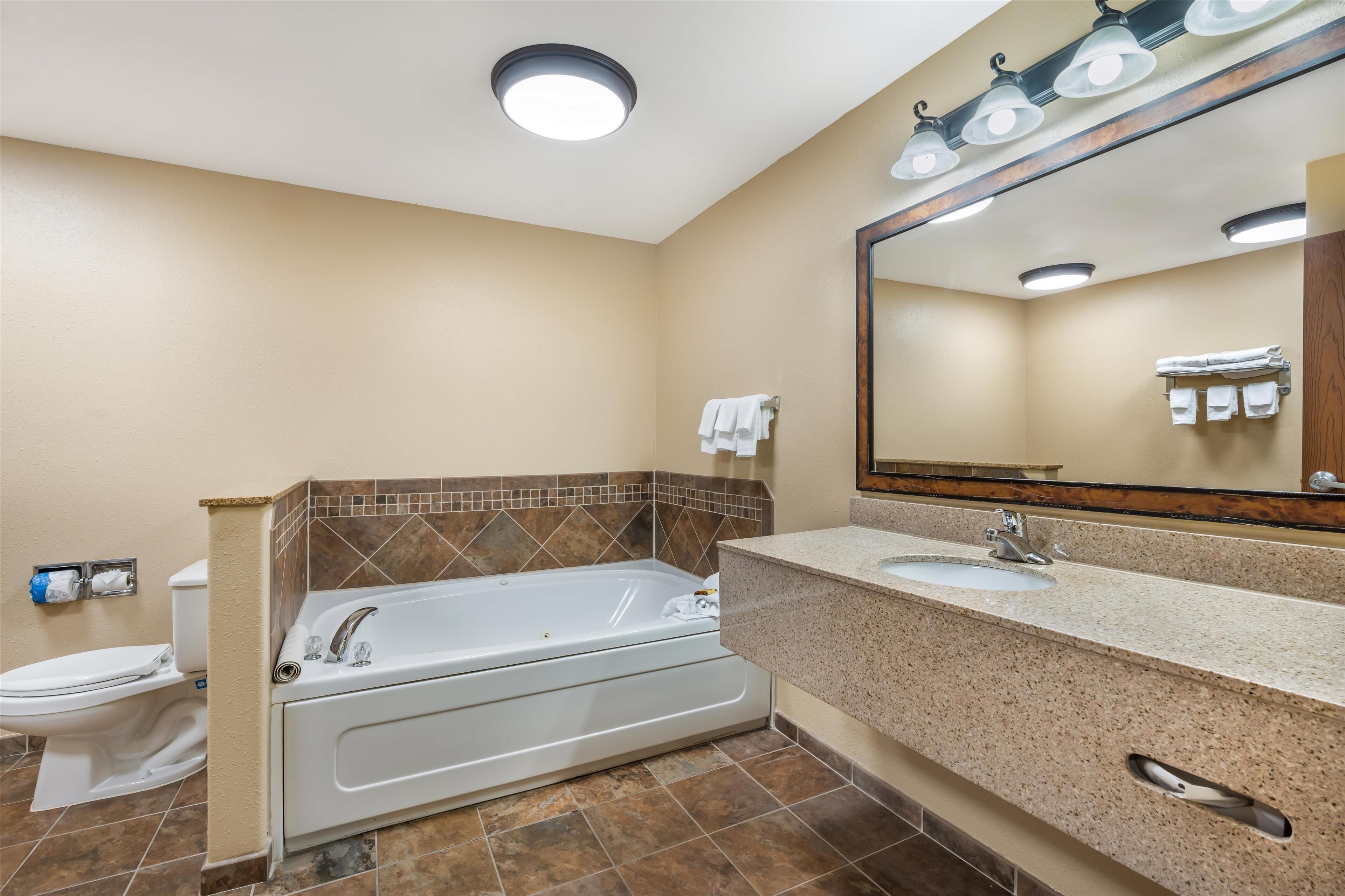 standard room, 2 queen beds, non smoking, jetted tub (cabin fever suite) | bathroom | combined shower/bathtub, free toiletries, hair dryer, towels