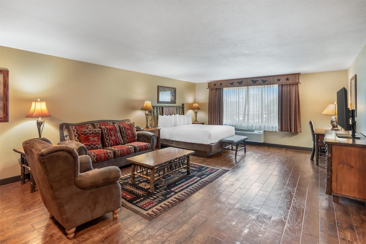 Suite, 1 King Bed with Sofa bed, Non Smoking, Jetted Tub (with Sofabed) | Pillowtop beds, desk, laptop workspace, blackout drapes