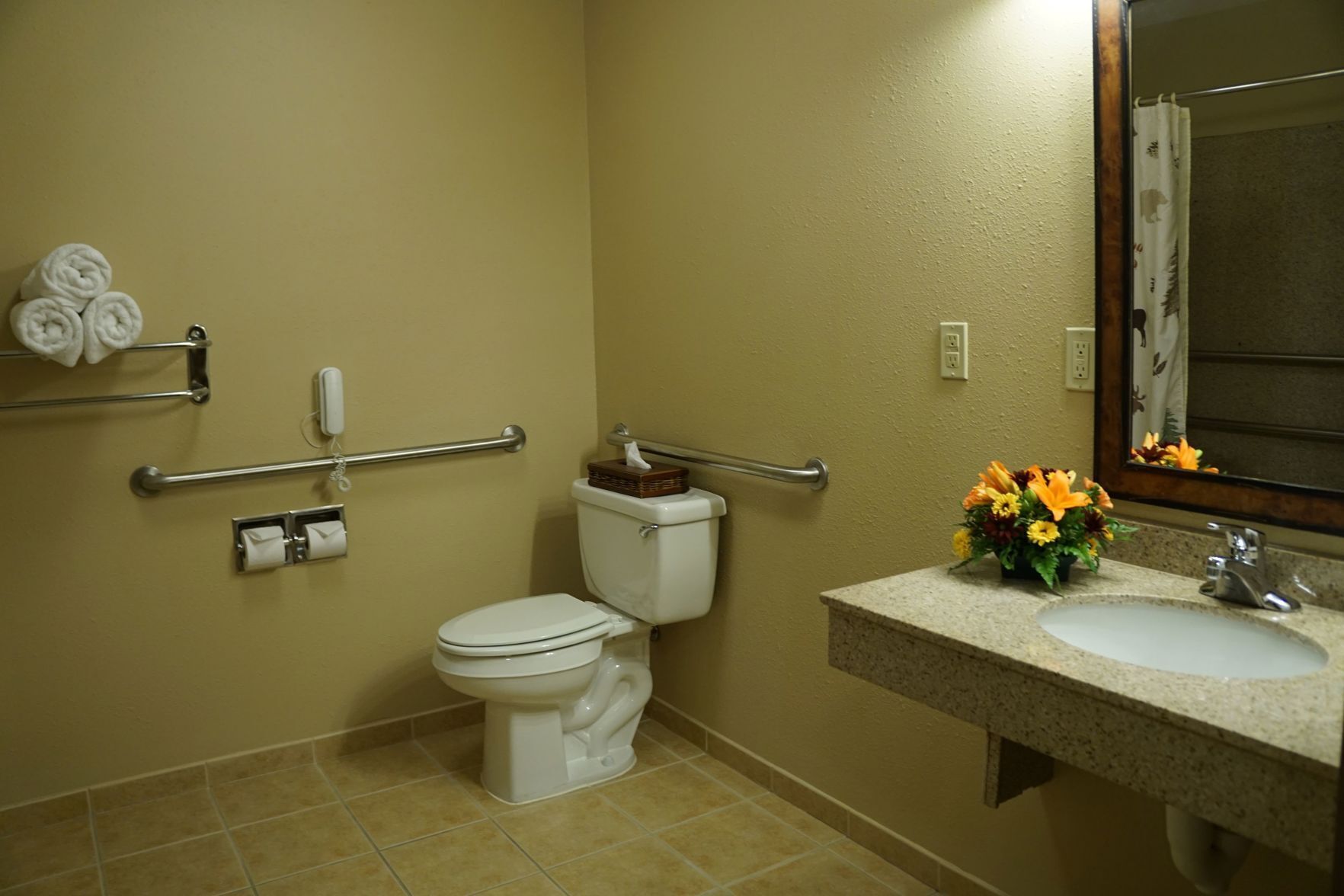 Bathroom | Combined shower/tub, free toiletries, hair dryer, towels