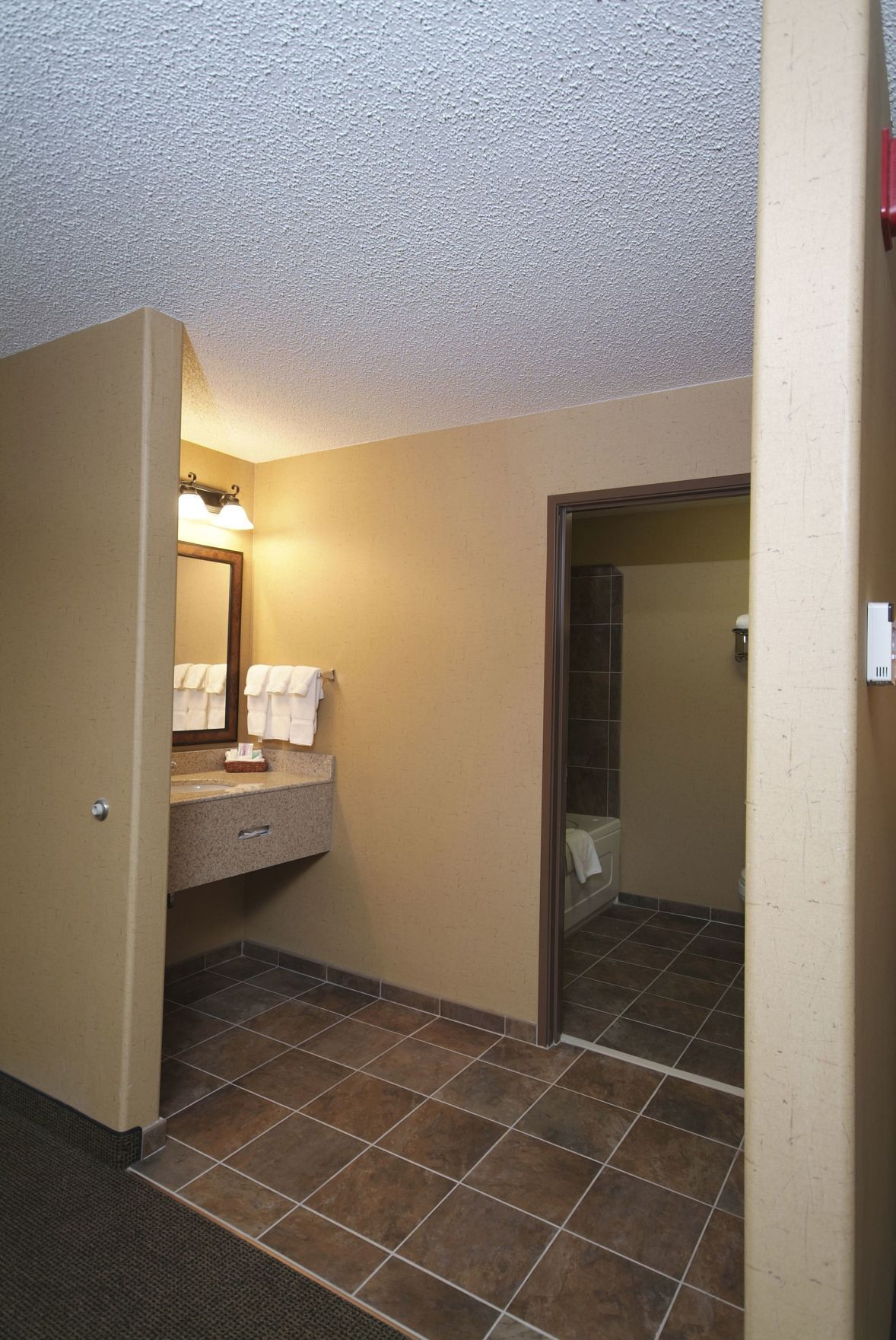 Bathroom | Combined shower/tub, free toiletries, hair dryer, towels