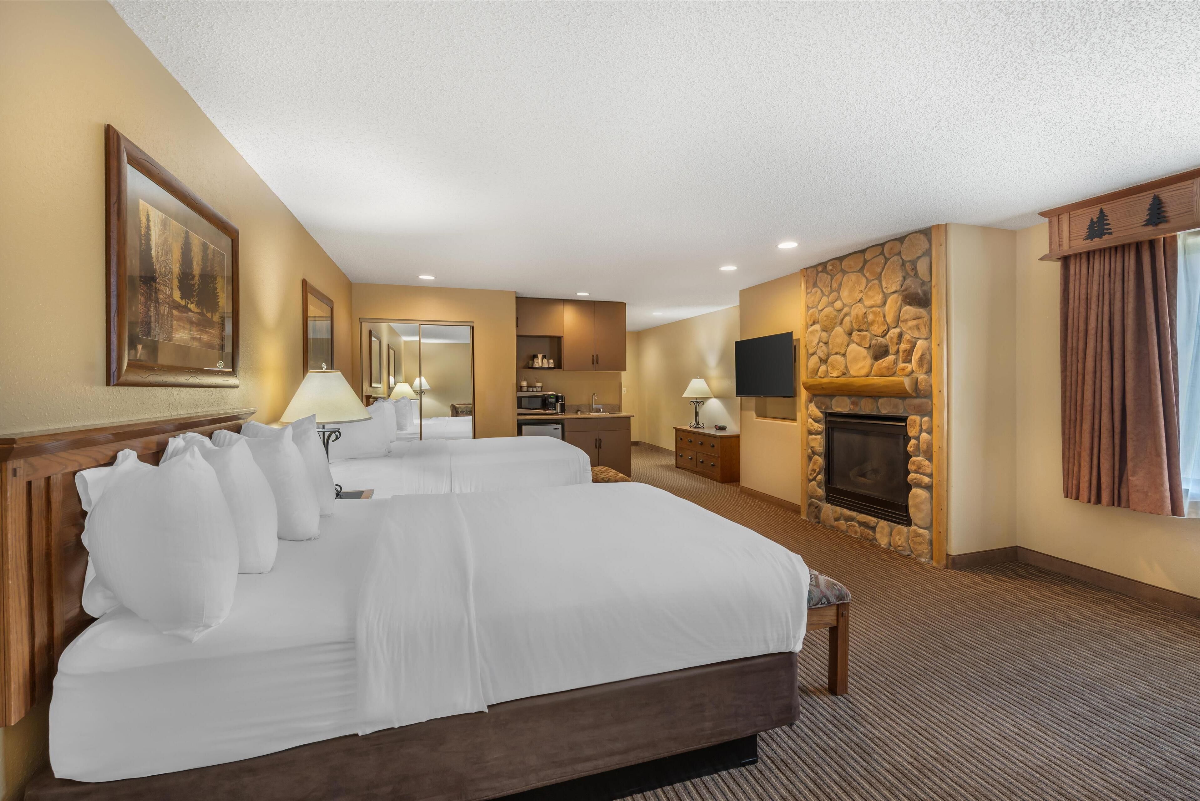 Habitación estándar, 2 camas de matrimonio, no fumadores, bañera de hidromasaje (Cabin Fever Suite) | Colchones con acolchado adicional y escritorio