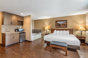 Standard Room, 1 King Bed, Non Smoking, Jetted Tub (Heartland Loft)