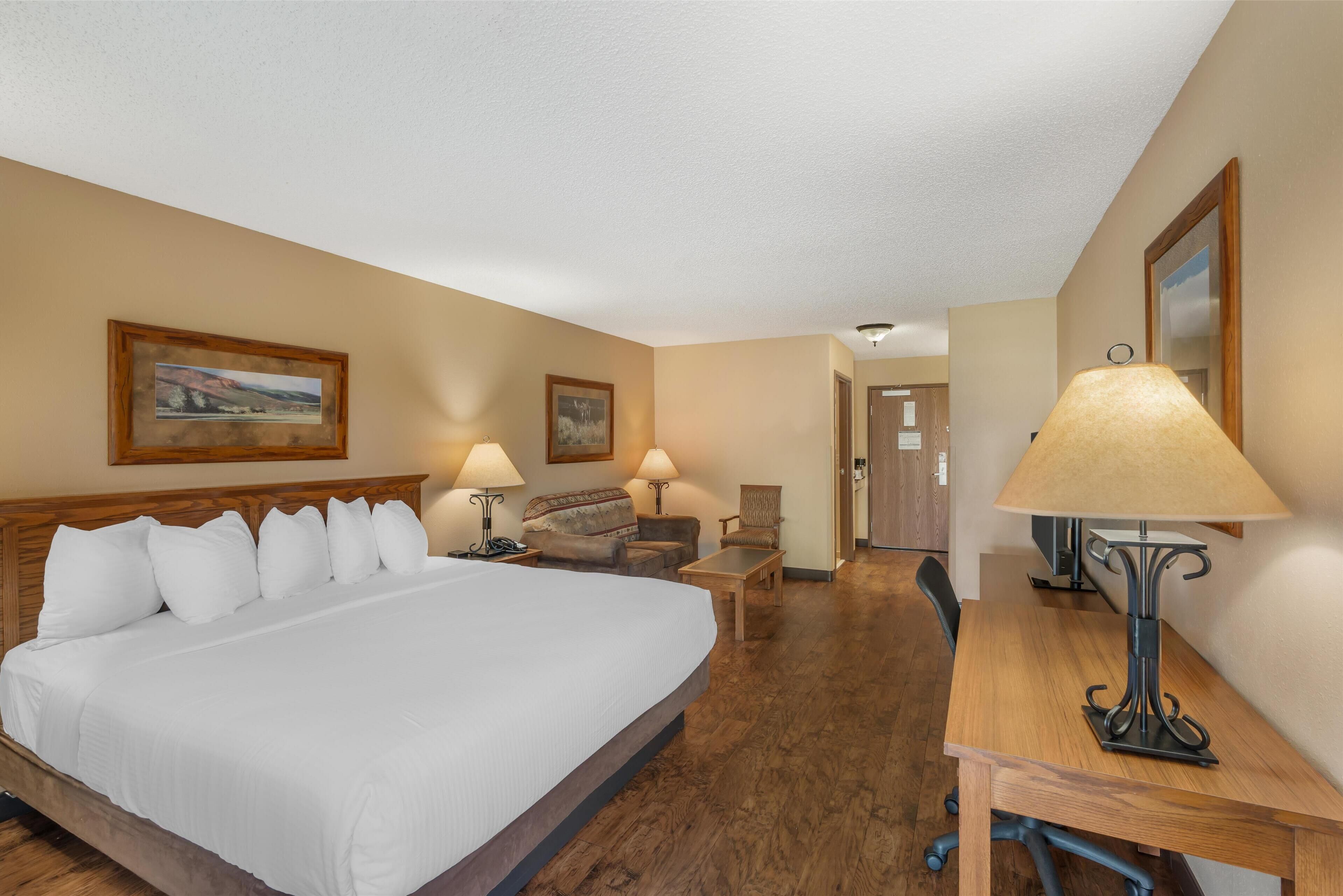 Business Room, 1 King Bed, Non Smoking, Refrigerator & Microwave | Pillowtop beds, desk, laptop workspace, blackout drapes