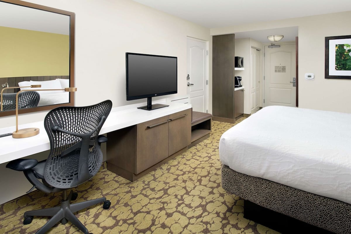 Premium bedding, in-room safe, desk, iron/ironing board
