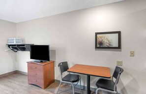 Desk, laptop workspace, iron/ironing board, free WiFi - Extended Stay America Select Suites - Springfield - South - Battlefield (Springfield)