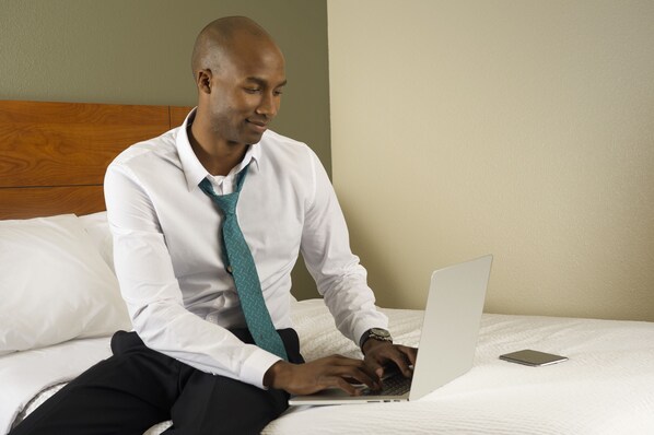 Skrivebord, strykejern/-brett, wi-fi (inkludert) og sengetøy