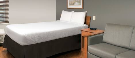 Skrivebord, strykejern/-brett, wi-fi (inkludert) og sengetøy