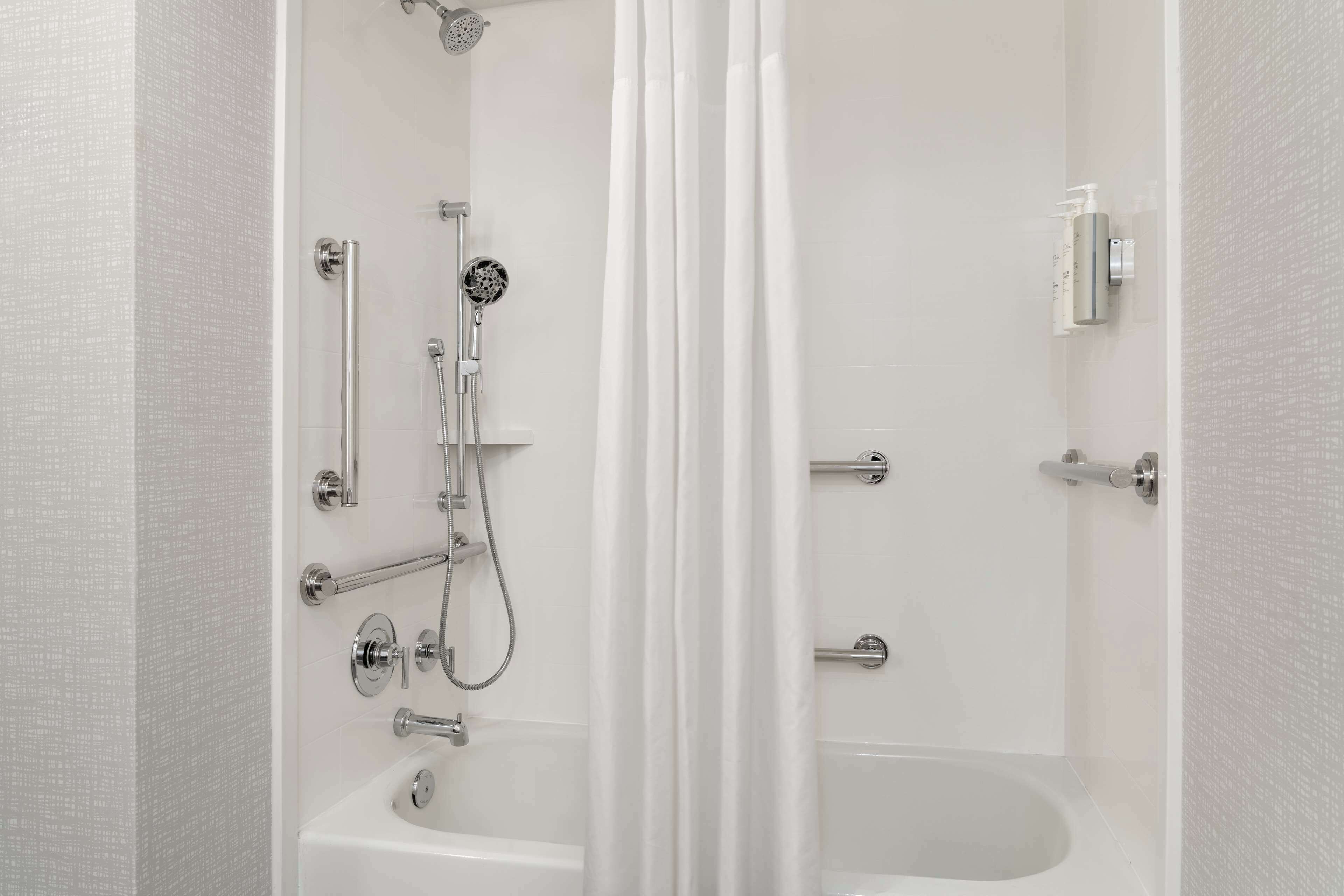 Une salle de bain moderne équipée d’une douche, d’une baignoire et de toilettes.