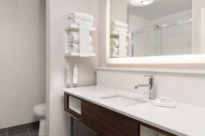 One king bed nonsmoking | Bathroom | Combined shower/tub, free toiletries, hair dryer, towels