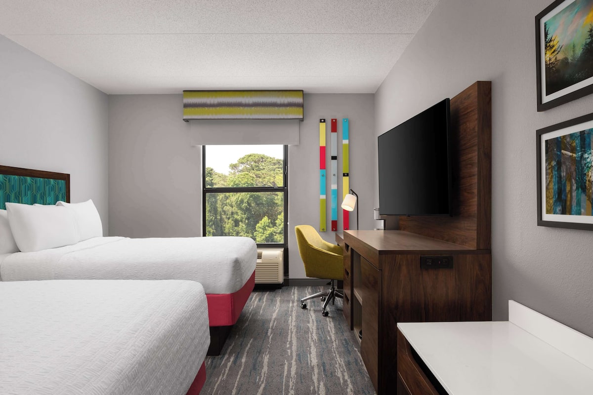 2 Queen-Betten, Nichtraucher | Zimmersafe, schallisolierte Zimmer, Bügeleisen/Bügelbrett