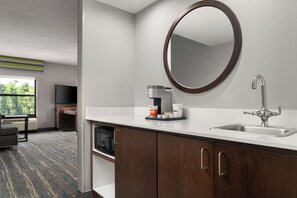 套房, 1 张特大床, 无障碍, 无烟房 | 客房内保险箱、隔音、熨斗/熨衣板、 免费婴儿床