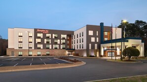 A Hampton Inn by Hilton hotel with a parking lot and a landscaped area. - Hampton Inn Spring Lake Fayetteville (Spring Lake)