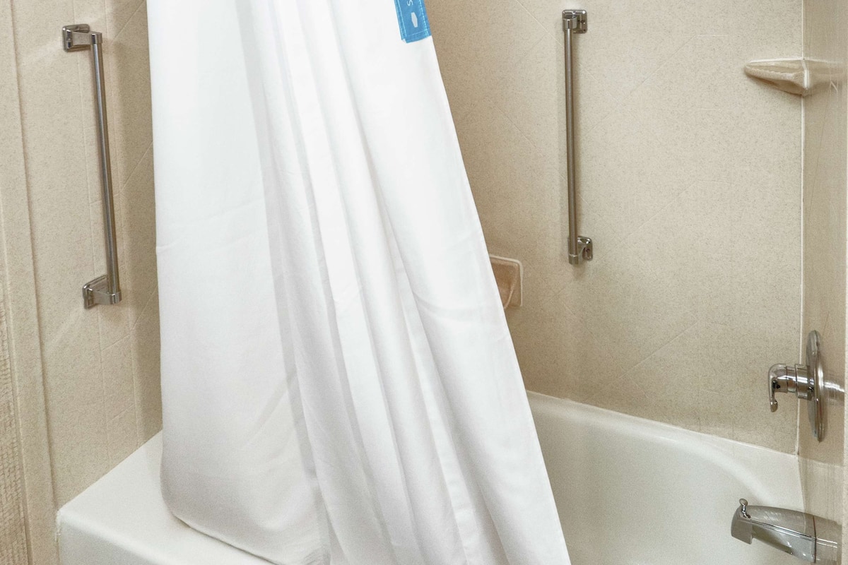 Duschwanne, kostenlose Toilettenartikel, Haartrockner, Handtücher