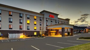 Un hotel amb façana plana, nombroses finestres i una entrada destacada amb tendal.