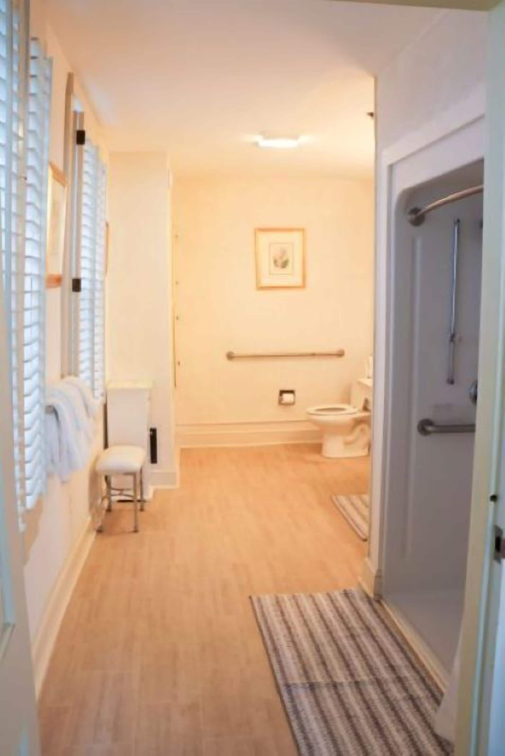 Habitación doble, 2 camas Queen size | Baño | Amenidades de baño gratuitas, secadora de cabello, toallas, jabón 