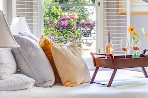 Tabla de planchar con plancha, wifi gratis y ropa de cama