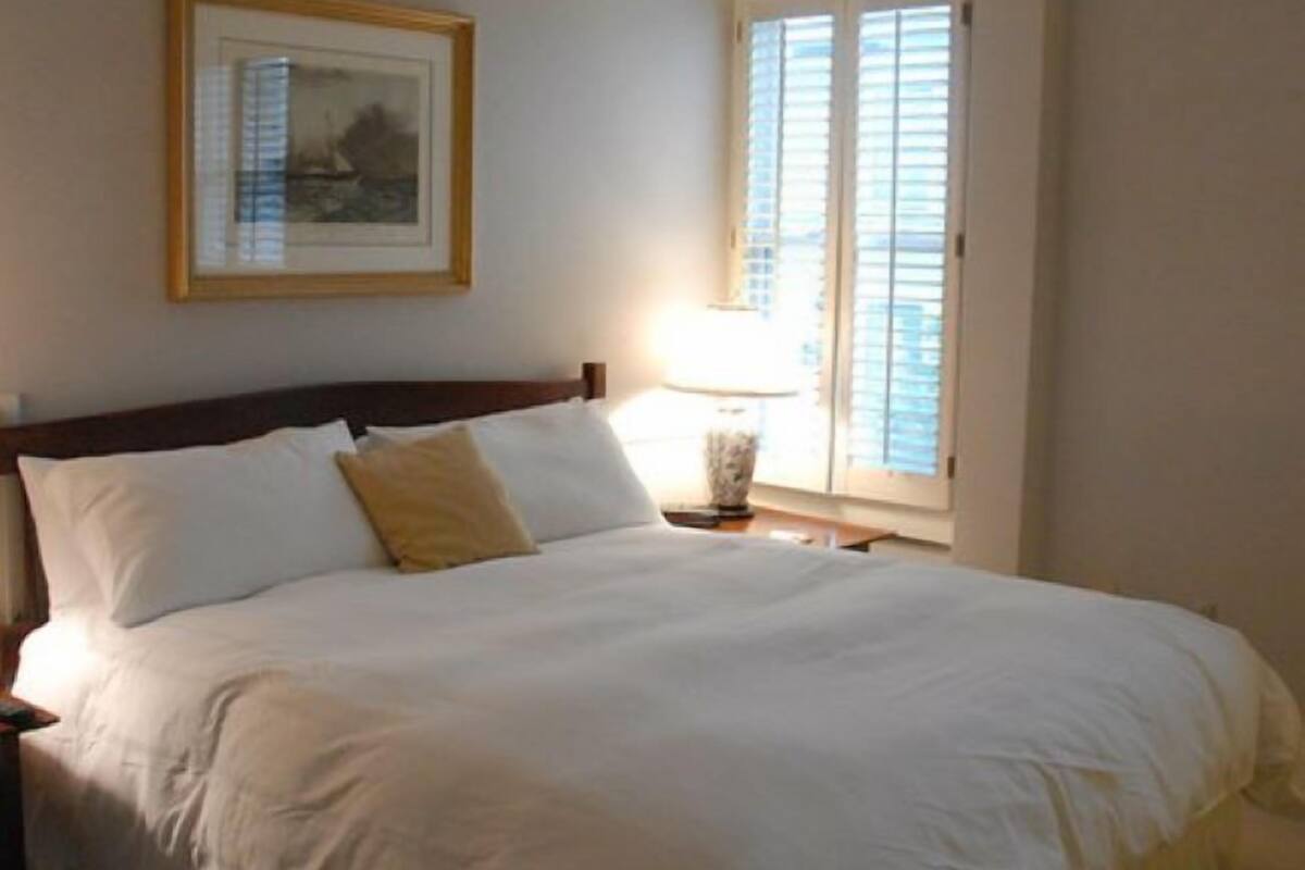 Habitación clásica, 1 cama King size | Tabla de planchar con plancha, wifi gratis y ropa de cama