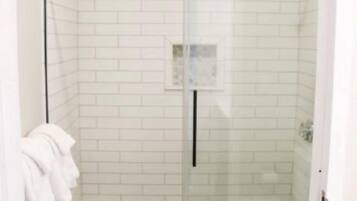 Standardzimmer, 1 King-Bett | Badezimmer | Kostenlose Toilettenartikel, Haartrockner, Handtücher, Seife