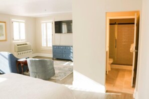 Habitación doble, varias camas | Tabla de planchar con plancha, wifi gratis y ropa de cama 