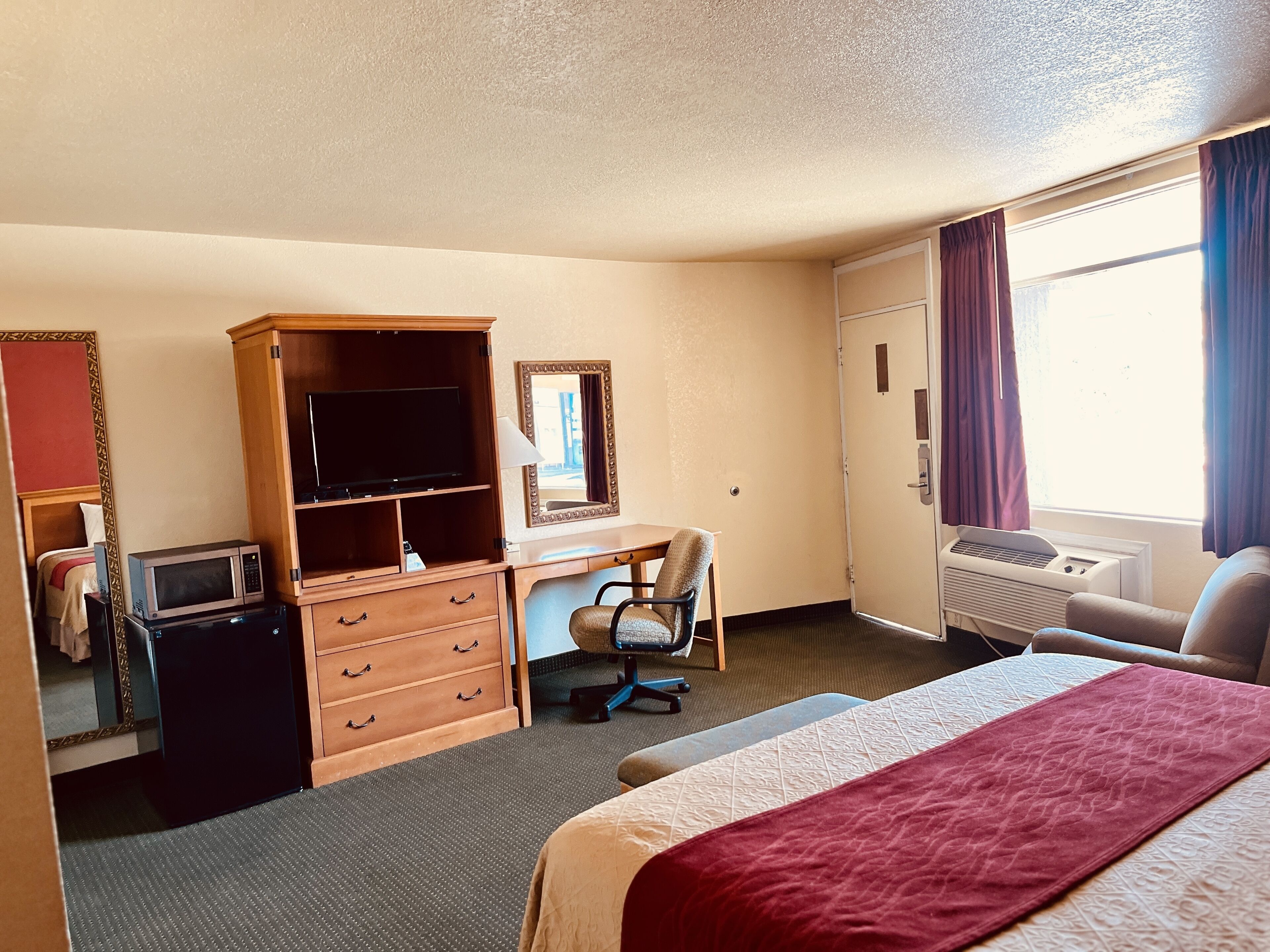 Rom – deluxe, 1 kingsize-seng | Oppholdsområde | En 32-tommers LCD-TV med Parabol-TV samt TV