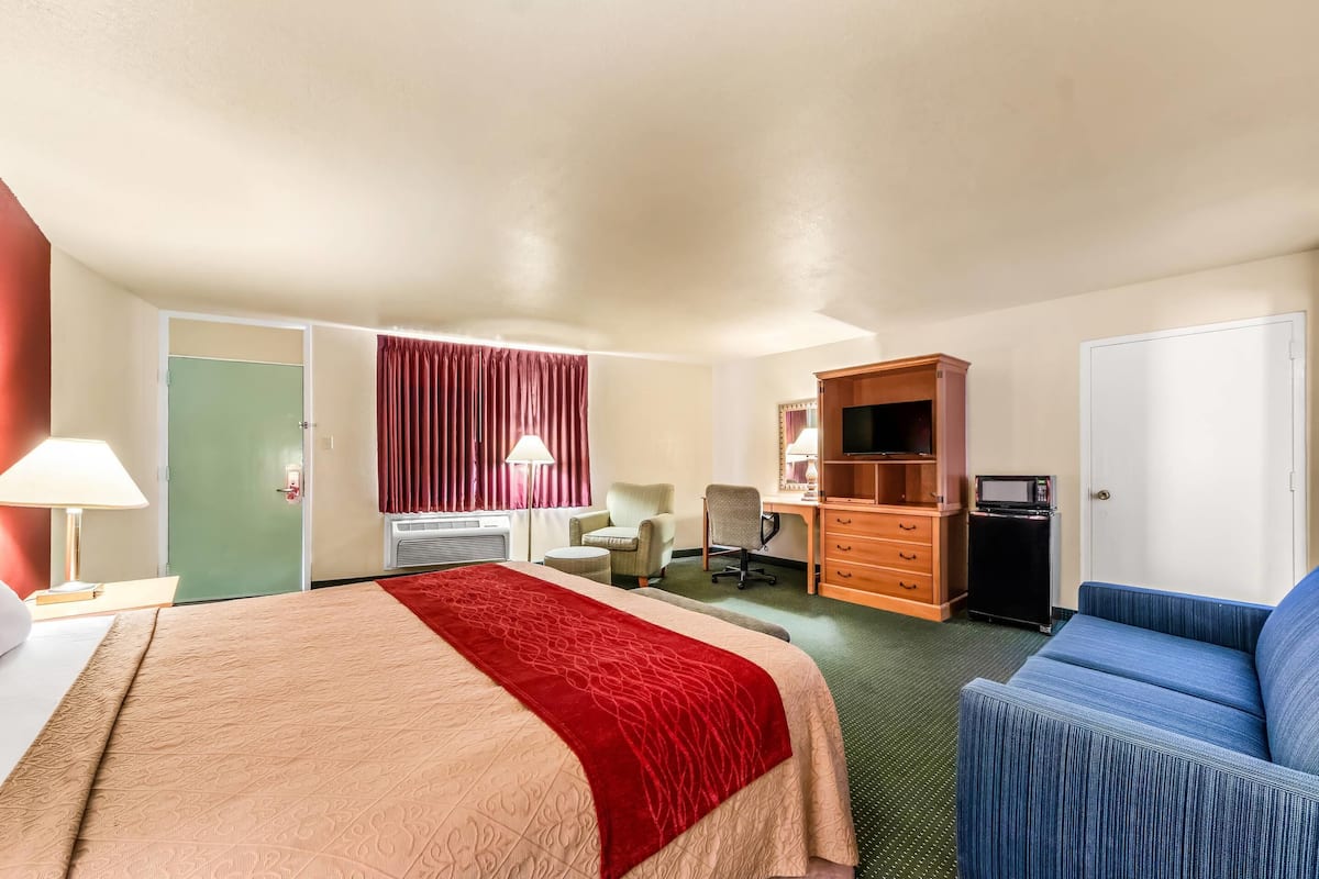 Rom – standard, 1 kingsize-seng, ikke-røyk (Upper Floor) | Senger med overmadrass, skrivebord og skrivebord for bærbar PC