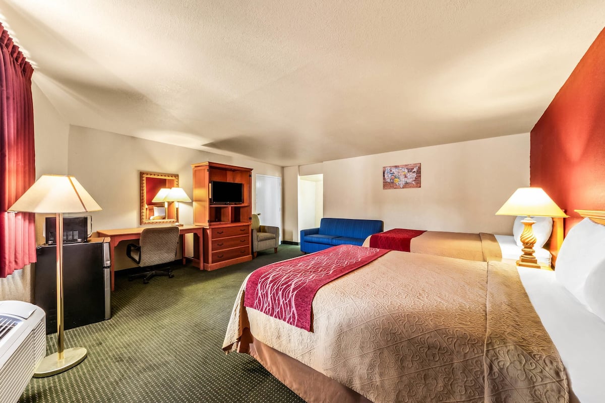 Rom – standard, 2 queensize-senger, ikke-røyk (Lounge Chair) | Senger med overmadrass, skrivebord og skrivebord for bærbar PC