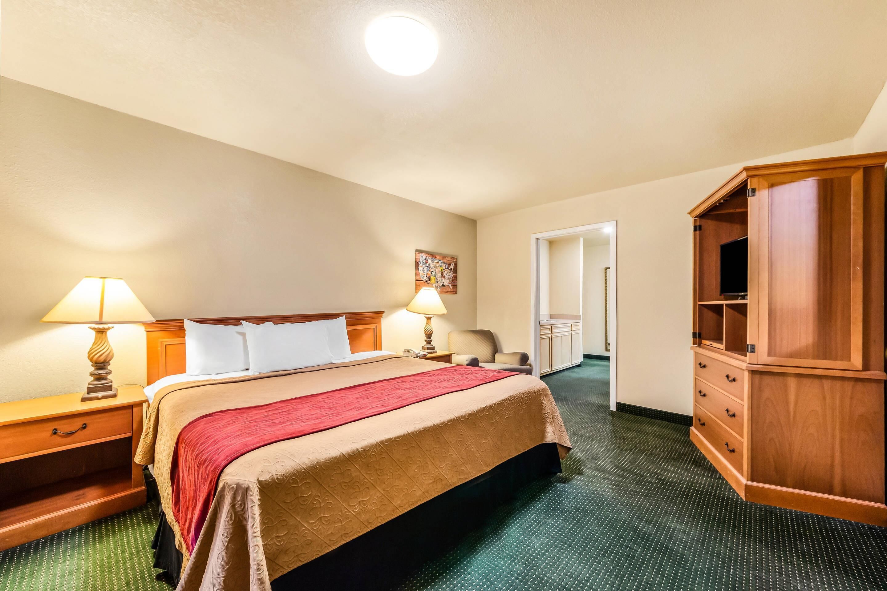 Suite, ikke-røyk (2 King Beds) | Senger med overmadrass, skrivebord og skrivebord for bærbar PC