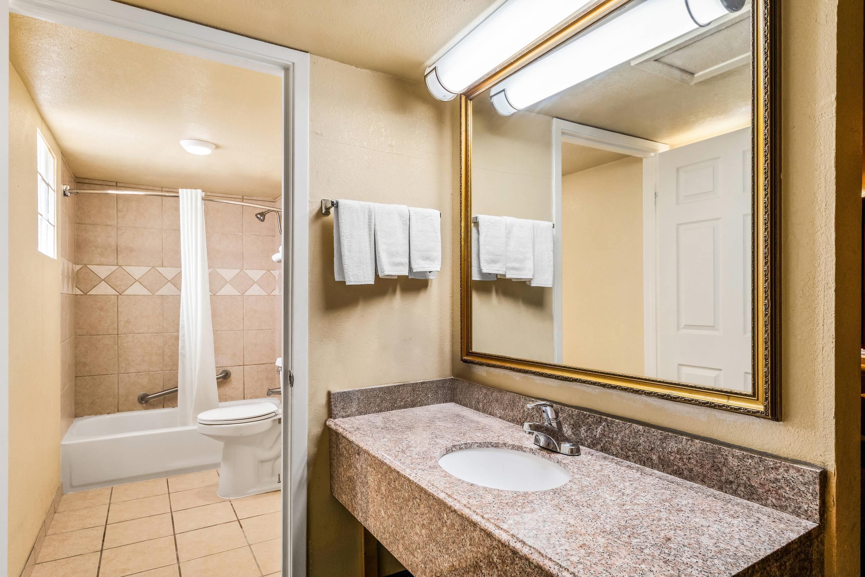 Standard Room, 1 King Bed, Non Smoking (Upper Floor) | Pillowtop beds, desk, laptop workspace, blackout drapes