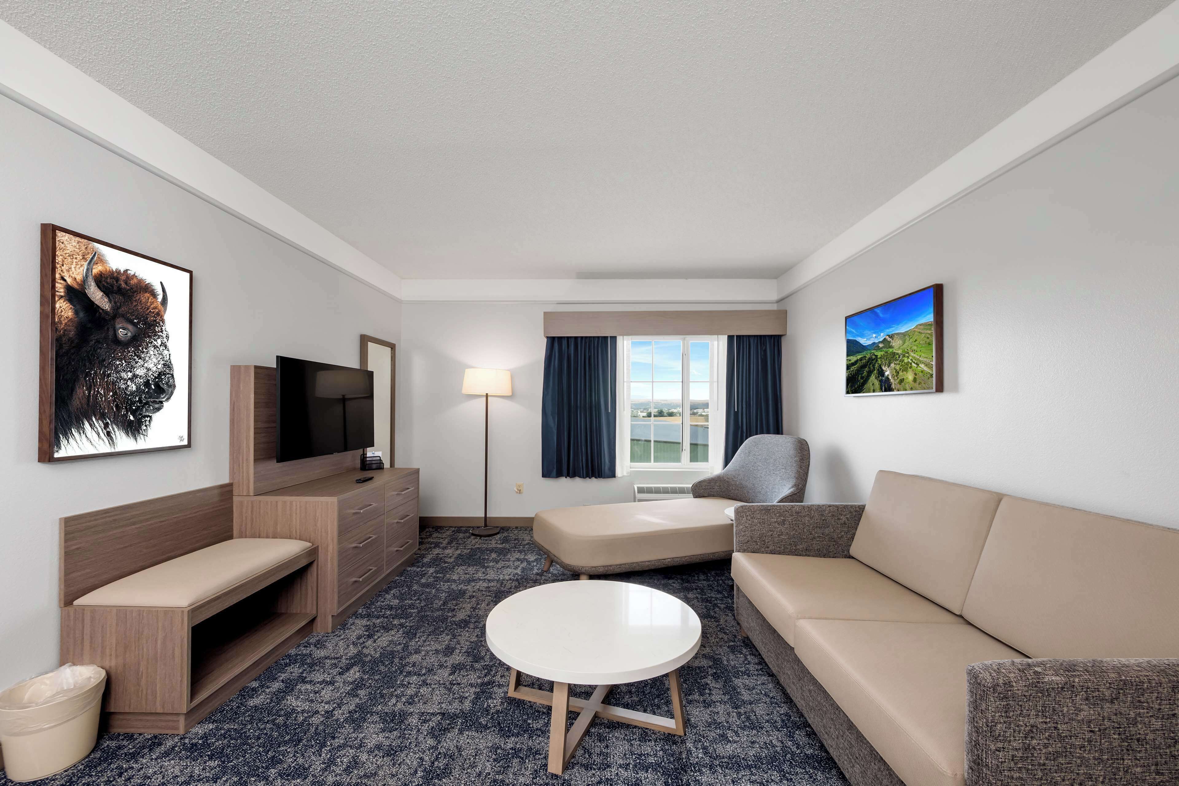 suite, 1 king bed, non smoking, refrigerator & microwave (living room;with sofabed) | 1 bedroom, premium bedding, pillow-top beds, in-room safe