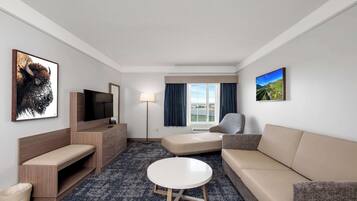 Suite, 1 kingsize bed, niet-roken, koelkast & magnetron (Living Room;with Sofabed) | Luxe beddengoed, pillowtop-bedden, een kluis op de kamer, een bureau