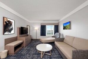 套房, 1 張特大雙人床, 非吸煙房, 冰箱和微波爐 (Living Room;with Sofabed) | 高級寢具、舒適加層、客房內保險箱、書桌