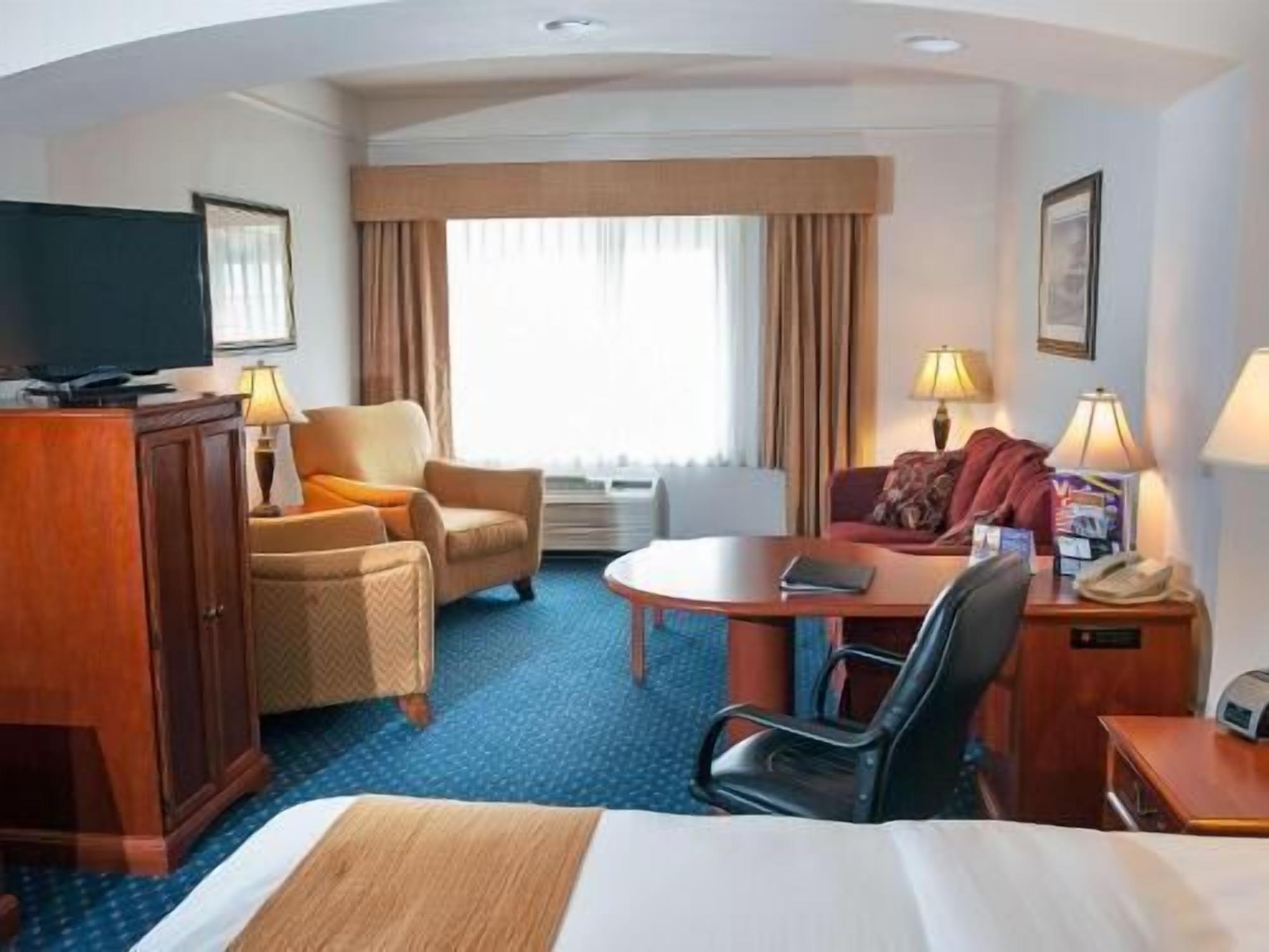 Premium bedding, pillowtop beds, in-room safe, desk