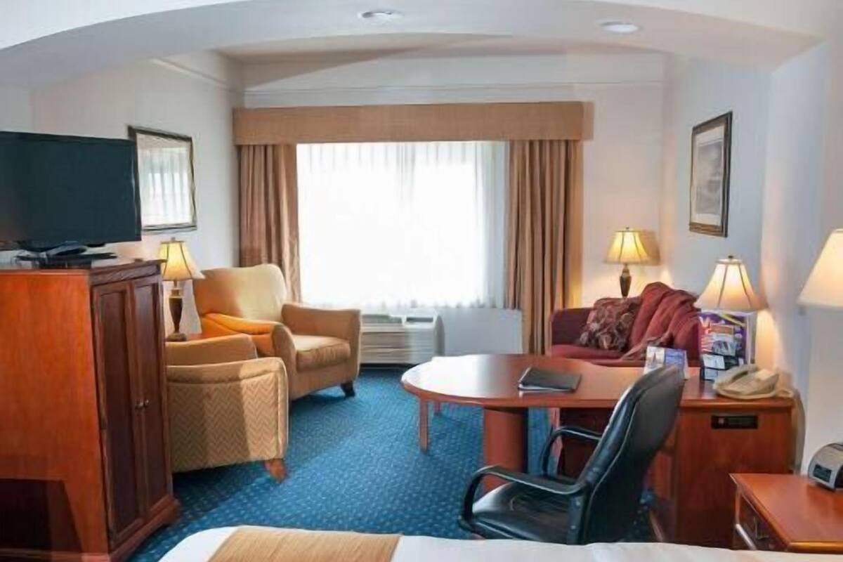 Premium bedding, pillowtop beds, in-room safe, desk