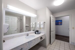 Ensemble baignoire-douche, articles de toilette (gratuits)
