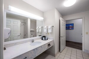 Combined shower/tub, free toiletries, hair dryer, towels
