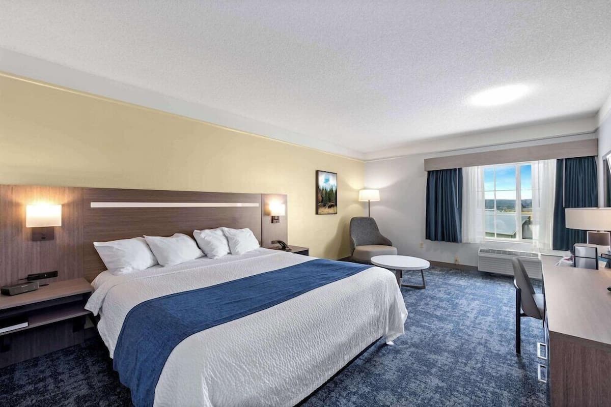 Premium bedding, pillowtop beds, in-room safe, desk
