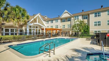 Una piscina al aire libre (de 07:00 a 22:00), sombrillas