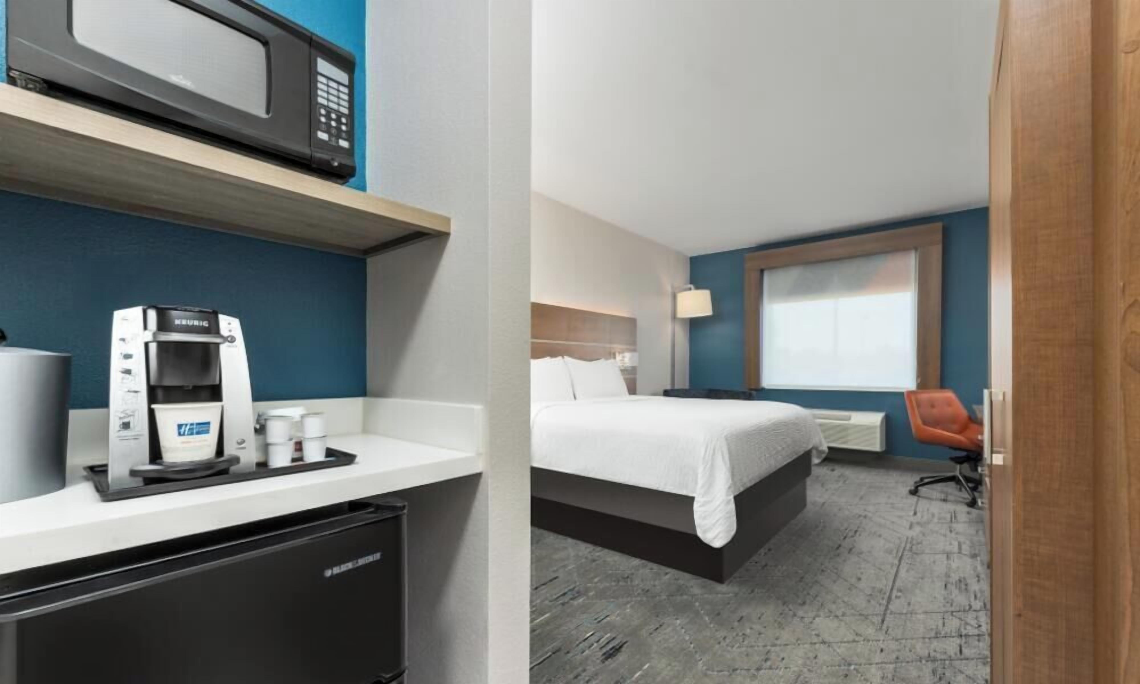 Suite, 1 King Bed (Additional Living Area) | Hypo-allergenic bedding, in-room safe, desk, laptop workspace
