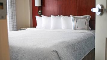 Roupas de cama premium, cofres nos quartos, escrivaninha