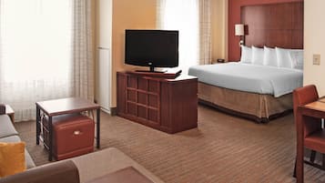 Ropa de cama de alta calidad y caja de seguridad en la habitación