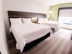Escriptori, cortines opaques i planxa i posts de planxar 
