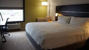 Escritorio, cortinas blackout y tabla de planchar con plancha